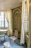 <center>Le château de Champs-sur-Marne. </center>La salle de bains de la chambre de Madame. . La niche dans l’angle était déjà là au XVIIIe  siècle et accueillait déjà une chaise d’affaires. Sous le plateau en bois, les Cahen d’Anvers aménagent une cuvette de toilette reliée au tout-à-l’égout.