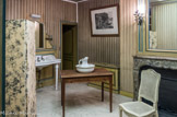 <center>Le château de Champs-sur-Marne. </center>Salle de bain de la chambre d'honneur. Cette salle de bains fut aménagée par les Cahen d’Anvers dans une chambre de domestique.