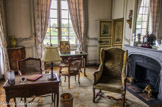 <center>Le château de Champs-sur-Marne. </center>Le boudoir de Madame conserve devant la fenêtre une grande console qui faisait office de table de toilette. Le verbe « bouder » signifie « se mettre à l’écart » et éclaire bien l’usage de la pièce : une pièce proche d’une chambre servant au repos, à la lecture ou autres distractions. Ayant servi de cabinet de toilette ou de chambre, cette pièce fut utilisée par Suzanne Lévy, l’épouse de Charles Cahen d’Anvers, comme cabinet de toilette. Une porte au fond communique avec la salle de bains, visible depuis la galerie des verdures.