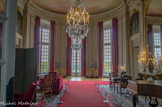 <center>Le château de Champs-sur-Marne. </center>Le salon de musique offre une vue exceptionnelle sur le dessin des jardins. Vingt pilastres s'intercalent entre fenêtres, portes et miroirs. L’usage de cette pièce dans les inventaires est difficile à établir. Il s’agit plus d’une pièce qui permet d’accéder aux chambres qu’un salon. Jacques-Maurice Grosjean en avait fait un salon de gymnastique. Sous les Cahen d’Anvers, c’est un salon privé car il est peu courant de recevoir les hôtes à l’étage, sauf lors de rares occasions comme la cérémonie religieuse du mariage d’Alice, fille de Louis Cahen d’Anvers. Lorsque le château est une résidence présidentielle, les repas du dimanche pouvaient être pris dans ce salon en présence du Président De Gaulle.