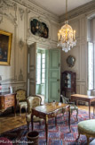 <center>Le château de Champs-sur-Marne. </center>La chambre grise. Les boiseries de cette chambre à coucher sont réalisées pour le duc de La Vallière dans les années 1740. Leurs lignes courbes et leurs motifs ondulants sont un bon exemple du style rocaille. Des instruments de musique sont sculptés de part et d'autre de l'alcôve, où est disposé le lit Au-dessus des portes, deux toiles du 18e siècle représentent des personnages s'adonnant à la musique et à la danse. Cette chambre est complétée par une salle de bains aux sobres boiseries vertes.