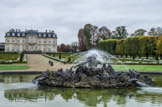 <center>Le château de Champs-sur-Marne. </center>La façade nord. Côté jardin, le château est pourvu d’une rotonde centrale qui ouvre l’édifice sur la perspective formée par les jardins jusqu’à la Marne. Cette rotonde à trois pans évoque le château de Vaux-le-Vicomte construit en 1656 par Louis le Vau. Mais, si à Vaux, l’avant-corps est très imposant et forme à lui seul un édifice à part, à Champs, l’ovale formé par cet avant-corps est renversé dans l’autre sens afin de respecter les proportions d’une demeure plus modeste. Ainsi, cette rotonde à trois pans permet d’ouvrir les pièces du château vers les jardins en faisant passer le nombre de travées de 9 côté cour à 11 côté jardin (en comptant les fenêtres dans la largeur). 
Côté jardin, Champs sert ainsi de modèle aux deux avant-corps de l’hôtel Matignon (résidence du Premier ministre) construit dès 1720 sur les plans de Jean Courtonne. De l’Elysée à Matignon, Champs a donc inspiré les plus célèbres demeures de la République mais aussi de nombreux hôtels particuliers à Paris (hôtel Biron, actuel musée Rodin) ou encore des maisons de plaisances en région parisienne (château de Jossigny) et en province (malouinière de la Chipaudière à Paramé, près de Saint-Malo).