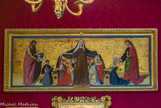 <center>Le château de Chantilly. </center> Le Cabinet du Giotto est consacré à la peinture italienne primitive, accueillant 25 tableaux, soit le quart des collections italiennes. La Vierge de miséricorde de la famille Cadard attribué à posteriori à Enguerrand Quarton. Le tableau est commandé le 16 février 1452 par les procureurs du couvent des Augustins pour le compte de Pierre Cadard en l'honneur de son père Jean Cadard (1377-1449). Il représente la Vierge étendant son manteau de miséricorde sur les différents ordres de la société : à gauche les religieux - pape, cardinaux, archevêques, moines -, à droite, les laïcs, depuis la noblesse - empereur, roi, reine – jusqu’au peuple. La vierge, toujours selon l'iconographie traditionnelle, est en position déhanchée, ou contrapposto en italien. Ce déhanchement vers la droite est compensé par l'inclinaison de la tête vers la gauche. Les commanditaires sont représentés, non pas sous le manteau de la vierge, mais en retrait, présentés par leurs saints patrons : saint Jean Baptiste pour Jean Cadard et saint Jean l'évangéliste pour sa femme Jeanne des Moulins. Les prie-Dieu comportent les armes du commanditaire et de sa femme : « D'argent au chevron de gueule chargé de trois étoiles d'or et accompagné de trois merlettes de sable ».
