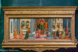 <center>Le château de Chantilly. </center> Le Santuario. Esther et Assuérus, Botticelli et Lippi (vers 1475). Lorsqu’une jeune fille de la bonne société florentine se mariait au XVe siècle, elle recevait un coffre « cassone » en cadeau. Les peintures figurées sur les côtés de ces coffres représentent en général des scènes liées à l’amour et au mariage. Ce panneau peint dévoile ainsi une histoire tirée de la Bible : celle d’Esther et Assuérus. Filippino Lippi (1457-1504), était un élève de Botticelli, dont on retrouve ici les figures élancées. Ce panneau est une magnifique illustration des règles de la perspective, qui viennent d’être mises au point à la Renaissance.