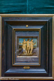 <center>Le château de Chantilly. </center> Le Santuario. Les Trois Grâces de Raphaël (entre 1504 et 1505). Ce tableau est le plus petit de Chantilly mais aussi le plus précieux : inspiré d’un marbre antique, il est l’une des rares œuvres profanes peintes par Raphaël (1483-1520).
Une radiographie du tableau a révélé que la composition de Chantilly avait été modifiée par l’artiste : à l’origine, seule une des trois femmes, celle de gauche, tenait dans sa main une boule d’or. Il s’agirait de la représentation du Jugement de Pâris et des trois déesses grecques : Héra, Athéna et Aphrodite. Par la suite, Raphaël mit une pomme dans la main de chacune des femmes qui deviennent ainsi des Hespérides, conférant l’immortalité à ceux à qui elles offriront ces pommes.