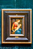 <center>Le château de Chantilly. </center> Le Santuario. La Madone de la maison d'Orléans de Raphaël (vers 1506-1507). Ce tableau peint par Raphaël (1483-1520) appartenait aux collections des Orléans jusqu’à la Révolution, d’où son nom. En 1791 Louis-Philippe-Joseph d’Orléans vendit ses peintures et le tableau passa en Angleterre, où le duc d’Aumale le racheta en 1869 en raison de sa provenance familiale. Il s’agit d’un magnifique exemple des Vierges de dévotion réalisées par Raphaël dans sa jeunesse, encore très médiéval dans son iconographie. Le pot de « tyriana » à l’arrière-plan est un remède contre les morsures de serpent, symbole du mal. Le tyriana et la pomme sont donc l’image du rachat du péché par le Christ.