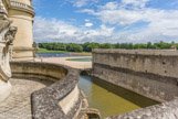 <center>Le château de Chantilly. </center> Les douves.