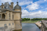 <center>Le château de Chantilly. </center> Les douves. Au fond, le jeu de Paume.