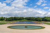 <center>Le château de Chantilly. </center>  Entre la terrasse et Le Grand Canal, au Nord du château, Le Nôtre a ménagé des parterres 