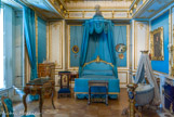 <center>Le château de Chantilly. </center> Chambre de la Duchesse. Cette chambre, typique des arts décoratifs sous la Monarchie de Juillet, est meublée d’un lit à baldaquin et de fauteuils capitonnés de style Louis XV,  tous livrés en 1846 par le tapissier Ternisien, elle comprend également un cabinet de toilette. L’armoire à plaques de porcelaine  de Sèvres et la table  à écrire en bois   de  rose  sont  signéesGrohé  Frères. D’origine  allemande,  Guillaume  et  Jean-Michel  Grohé  s’établirent  à Paris comme ébénistes en 1827.  Leur réussite fut rapide et considérable,  puisqu’ils devinrent,  en  quelques  années,  les  fournisseurs  officiels  du  roi  Louis-Philippe,  puis  de l’empereur Napoléon III et de la reine Victoria d’Angleterre. Prie-Dieu néo-gothique. Le berceau fut offert en 1854 pour saluer la naissance d’un fils du couple princier, le duc de Guise (1854-1872) qui, comme tous les autres de ses enfants, mourut avant l’âge adulte.