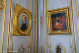 <center>Le château de Chantilly. </center> Salon de Guise. Cette salle auparavant salon de musique de Bathilde d'Orléans, duchesse de Bourbon, avait pour nom « salon des Dames », devient le « salon de Guise » en 1872, après la mort du fils du duc, François, duc de Guise, à l'âge de 18 ans. Le salon présente les portraits de ses deux fils, le prince de Condé et le duc de Guise, peints par Charles Jalabert, ainsi que ceux du duc d'Aumale et de son frère Antoine d'Orléans enfants, peints par Joseph-Nicolas Robert-Fleury. A gauche, le duc de Guise, à droite, Antoine d'Orléans duc de Montpensier