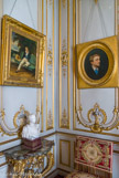 <center>Le château de Chantilly. </center> Salon de Guise. A gauche, le duc d'Aumale, à droite, le prince de Condé.