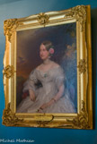 <center>Le château de Chantilly. </center> Chambre de la Duchesse.  Les murs sont ornés de deux grands portraits du duc et de la duchesse d’Aumale au moment de leur mariage en 1844, par Winterhalter.