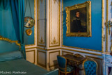 <center>Le château de Chantilly. </center> Chambre de la Duchesse.  Les murs sont ornés de deux grands portraits du duc et de la duchesse d’Aumale au moment de leur mariage en 1844, par Winterhalter.