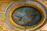<center>Le château de Chantilly. </center> Chambre de la Duchesse. Le plafond  peint  par N. Diaz  de la  Pena (1808-1876)  en 1845  représente deux oiseaux se balançant sur une guirlande  de roses entourant le chiffre C.A. (Caroline-Auguste, la duchesse d’Aumale).