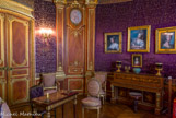 <center>Le château de Chantilly. </center> Salon Violet. Aménagé sous une forme ronde, le boudoir de la duchesse d’Aumale, Marie-Caroline de Bourbon-Siciles, à l’origine tendu de vert, a été retendu de tissu violet broché d’argent, qui se retrouve sur le paravent et le mobilier à la demande du duc d’Aumale suite à la mort de sa femme en 1869, car le violet est une couleur associée au deuil. Le piano en marqueterie de bois de rose (1847),  signé Grohé frères, figure parmi  les premiers pianos  droits,  apparus sous lerègne de Louis-Philippe.  Sa forme cintrée montre qu'il  a été conçu pour cette pièce.