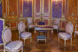 <center>Le château de Chantilly. </center> Salon Violet. La tenture violette, de deuil, a été mise en place à la mort de la duchesse. Auparavant, elle était couleur céladon, en accord avec les vases. Lami a modifié le plan de cette pièce ; carrée à l'origine, elle est devenue circulaire.