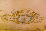 <center>Le château de Chantilly. </center> La petite singerie. Au plafond, dans les angles, des médaillons en camaïeu bleu, où figurent des putti allégoriques des saisons, encadrent un décor arabesque. Il sert d’appui à des scènes animalières tirées des Fables de La Fontaine, ainsi qu’à des figures d’enfants évoquant les « Cris de Paris ». Les  Fables de La Fontaine : Le Renard et la Cigogne, les deux Pigeons, la Poule aux oeufs d'or, le Renard et le Buste, et à nouveaule Renard et la Cigogne.
