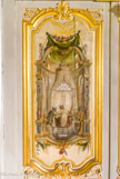 <center>Le château de Chantilly. </center> La petite singerie. Elle a été décorée dans les années 1730 par Christophe Huet, célèbre peintre animalier du XVIIIe siècle. Ce petit boudoir met en scène des singes, surtout des « singesses » imitant les faits et gestes de l’aristocratie dans un domaine qui ressemble fort à Chantilly. Cette pièce séparait les appartements du duc et de la duchesse. C'est la seule des petits appartements qui  garde son décor du XVIIIesiècle. L’été, avec une scène de bain en appartement, rare document sur le sujet.