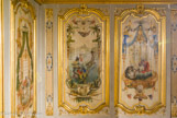 <center>Le château de Chantilly. </center> La petite  singerie. Elles jouent au traîneau (l'Hiver) sur les douve gelées, suivi d’une scène de dame à sa toilette dans une pièce à balustrade princière et ornée d’un paravent de goût chinois.