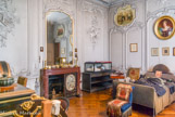 <center>Le château de Chantilly. </center> La chambre  du duc d'Aumale. Les  boiseries  sont du XVIIIesiècle mais les quatre dessus-de-porte sont dus à des peintres  du XIXe siècle, et montrent la vie à Chantilly au cours des siècles. Au-dessus du lit militaire du duc d’Aumale est placé le portrait de sa mère jeune, la future Reine Marie-Amélie,  alors duchesse d'Orléans, peint  vers 1820  par le  baron Gérard. Dans une vitrine au fond  de la  pièce est exposé le moulage  mortuaire  du  visage  du  duc d'Aumale,  décédé en  Sicile  le  7 mai 1897. On y voit  également le drapeau tricolore ayant enveloppé  son cercueil lors du retour de Sicile.