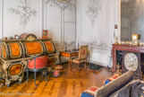 <center>Le château de Chantilly. </center> La chambre  du duc d'Aumale. Le grand bureau à cylindre,  par Grohé,  a été donné en 1845 au duc d'Aumale par son père Louis-Philippe. Des sévères fauteuils néo-Louis XIV de la maison Ternisien. Comme la majorité des livraisons de Ternisien à Chantilly, ces sièges furent menuisés par la célèbre maison du sculpteur ornemaniste Michel-Victor Cruchet.