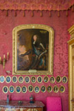 <center>Le château de Chantilly. </center> Le  salon de Condé (Salon du duc). Le Grand Condé, par Egmont. Médaillons des princes et des princesses de la famille des Bourbons-Condé, la branche cadette des Bourbons.