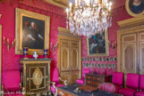 <center>Le château de Chantilly. </center> Le  salon de Condé (Salon du duc). Cette ancienne antichambre, appelée tout d’abord « Salon des Condé » par le duc d’Aumale en raison du grand nombre de portraits des princes de Condé qui y sont exposés. Elle a été rebaptisée « Salon de Condé », en mémoire de Louis d’Orléans, prince de Condé, fils aîné du duc d’Aumale, mort à 21 ans de maladie lors d’un voyage en Australie. Au fond, commode Boule. Au-dessus de la porte, le médaillon représentant Henri IV.
