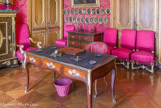 <center>Le château de Chantilly. </center> Le  salon de Condé (Salon du duc). La commode à marqueterie Boulle – technique si emblématique de l’époque du roi Soleil – remonte au début du XVIIIe siècle mais a été très restaurée par Guillaume Grohé en 1883. Bureau du duc d'Aumale.