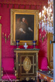 <center>Le château de Chantilly. </center> Le  salon de Condé (Salon du duc). Meuble d'appui néo-Boule. La Reine Marie-Amélie, par Ary Scheffer. Buste de Louis-Philippe, père du duc d'Aumale.