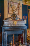 <center>Le château de Chantilly. </center> La chambre  de  marbre. Cheminée style Henri IV avec des armes du XVIe.