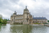 <center>Le château de Chantilly. </center> Le château vu du parc.