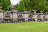 <center>Le château de Chantilly. </center> Le parc. Les Cascades de Beauvais. C'est un grand buffet d'eau dessiné par Le Nôtre au XVIIe siècle.