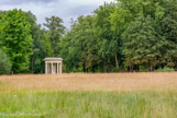 <center>Le château de Chantilly. </center> Le jardin Anglais. Le temple de Vénus est une folie élevée au début du XIXe siècle par l’architecte Victor Dubois. Dressé au bord d’une romantique pièce d’eau, il s’inspire des temples gréco-romains et abrite en son centre une copie d’une célèbre statue antique représentant Vénus, déesse de l’Amour et de la Beauté.