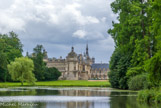 <center>Le château de Chantilly. </center> Lechâteau, vu du jardin anglais.