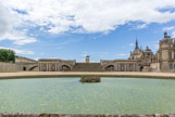 <center>Le château de Chantilly. </center> Le Grand Degré est terminé en 1684 et orné de sculptures, fleuves et couples mythologiques.