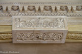 <center>Maisons Laffite.</center> La chambre du Roi. Tout le décor entourant l'alcôve a fait l'objet d'une restauration non datée, les pilastres sont en bois ; les chapiteaux et l'arcade sont en staff peint. Seule la clé de l'arc semble appartenir à la décoration originelle probablement en plâtre ; elle est sculptée.