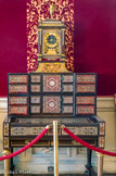 <center>Maisons Laffite.</center> La chambre du Roi. Meuble composite du XVIIIème siècle, surmonté d'une horloge. Bois d'ébène et de palissandre à décor d'arabesques en marqueterie de cuivre, de laiton sur champ d'écaille. Ce cabinet, aux armes des Créqui, ancienne famille noble, est de l'ébéniste anversois Hendrick Van Soest.