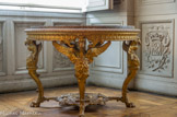 <center>Maisons Laffite.</center> La chambre du Roi. Parquet d'origine à compartiments. Lambris bas orné du double monogramme de René Longueil et Madeleine Boulec de Crèvecoeur, surmonté de la couronne du Marquis de Maison. Guéridons en bois doré, style XVIIème, d''inspiration italienne