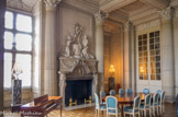 <center>Maisons Laffite.</center> La salle à manger du Comte d'Artois dont les travaux ont été dirigés par François-Joseph Bélanger offre un décor néoclassique multipliant les références à l'antiquité et  à la mythologie. Elle présente une ordonnance symétrique de colonnes et de pilastres corinthiens.