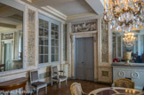 <center>Maisons Laffite.</center> Ancien appartement de la Renommée au XVIIème. Salon de jeux fin XVIIIème. Cette pièce entresolée éclairée par 2 fenêtres donnant sur la cour était au XVIIème siècle une chambre contenant un mobilier composé de lit, cabinet, coffre, miroir, sièges. Les murs étaient garnis de 5 pièces de tapisseries représentant l'histoire de Saint-Antoine.
Réaménagée par François-Joseph Bélanger (1744-1818) à la demande du comte d'Artois, elle est alors destinée aux parties de jeux affectionnés par le comte d'Artois et ses invités, notamment la Reine Marie-Antoinette.