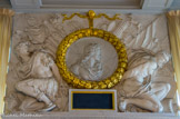 <center>Maisons Laffite.</center> Appartement de René de Longueil ou « appartement des Captifs ».  La cheminée représente Louis XIII (sur un médaillon au centre de la partie supérieure) entouré de captifs (sculpture de Gilles Guérin), d'où le nom donné à l'appartement. Ces deux prisonniers symbolisent les deux victoires qu'a remportées le roi pendant la Guerre de Trente Ans.