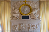<center>Maisons Laffite.</center> Appartement de René de Longueil ou « appartement des Captifs ». La cheminée représente Louis XIII (sur un médaillon au centre de la partie supérieure) entouré de captifs (sculpture de Gilles Guérin), d'où le nom donné à l'appartement. Ces deux prisonniers symbolisent les deux victoires qu'a remportées le roi pendant la Guerre de Trente Ans.