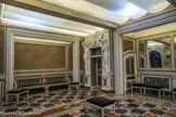<center>Hôtel Arturo Lopez</center> La salle des buffets. Adjacente à la salle des coquillages, cette salle servait de pièce des buffets lors des fabuleux bals donnés par le couple Lopez. Son décor évoque le château de Fontainebleau, notamment par les figures de femmes encadrant les portes, dans la manière des artistes Rosso et Primatice.