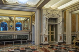 <center>Hôtel Arturo Lopez</center> La salle des buffets. Adjacente à la salle des coquillages, cette salle servait de pièce des buffets lors des fabuleux bals donnés par le couple Lopez. Son décor évoque le château de Fontainebleau, notamment par les figures de femmes encadrant les portes, dans la manière des artistes Rosso et Primatice.