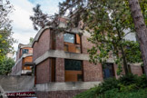 <center>Neuilly-sur-Seine</center>Maisons Jaoul
En 1951, les maisons A et B sont commandées par l'industriel et grand amateur d'art, André Jaoul et son fils Michel, à l'architecte Charles-Edouard Jeanneret-Gris dit Le Corbusier
(1887-1965).
Bien qu'elles n'aient été construites qu'entre 1953 et 1955, en association avec les architectes André Wogenscky, German Samper et Jacques Michel, les maisons Jaoul ont été imaginées dans les années 30. Elles sont l'un des premiers exemples du courant brutaliste des années 50 et s'appuient sur le principe du « Modulor ».
Construites en briques, bois et béton sur un terrain de 1000 m2, les deux maisons, de plan assez semblable, ont des logements séparés mais sont reliées par des parties communes : un sous-sol composé d'un garage, de caves et du chauffage central, une terrasse et un jardin.
Perpendiculaires l'une à l'autre, elles sont désignées par les lettres A et B. La maison A, qui donne sur la rue, est prévue pour André Jaoul et son épouse, tandis que la maison B, sur l'arrière, est destinée à son fils cadet, Michel, et à sa famille.
Les façades et les couvertures des deux maisons ont été inscrites au titre des Monuments Historiques par arrêté du 29 juin 1966.
En 1987, les maisons sont vendues par la famille Jaoul à un millionnaire anglais, Lord Palumbo, qui les fait restaurer quelques années plus tard. Revendues à la fin des années 1990, elles sont aujourd'hui encore des propriétés privées.