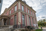 <center>La Folie Saint-James </center> En 1922, le site est classé au titre des Monuments Historiques. Le jardin clos du Temple de l'Amour est alors aménagé. En 1952, l'Etat rachète le domaine et un lycée y est construit entre 1956 et 1959. La Folie Saint-James et son parc sont aujourd'hui la propriété du Conseil général des Hauts-de-Seine.