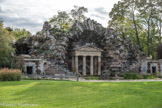 <center>La Folie Saint-James </center>Le Grand Rocher, fabrique remarquable âgée de plus de deux siècles et qui abrite un temple dorique.