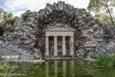 <center>La Folie Saint-James </center>Le Grand Rocher, fabrique remarquable âgée de plus de deux siècles et qui abrite un temple dorique. Les blocs de pierre viennent de Fontainebleau.