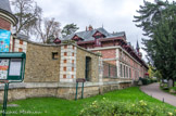 <center>Parc de Bagatelle. </center> Les anciennes écuries, qui datent de 1864, sont aujourd'hui le restaurant Les Jardins de Bagatelle.